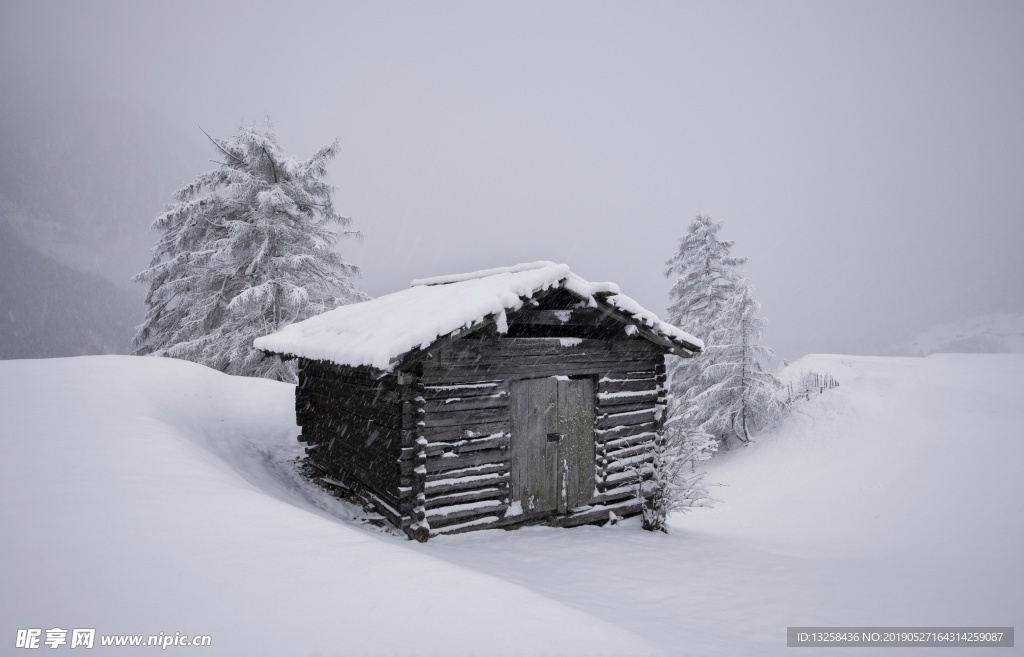 雪中木屋