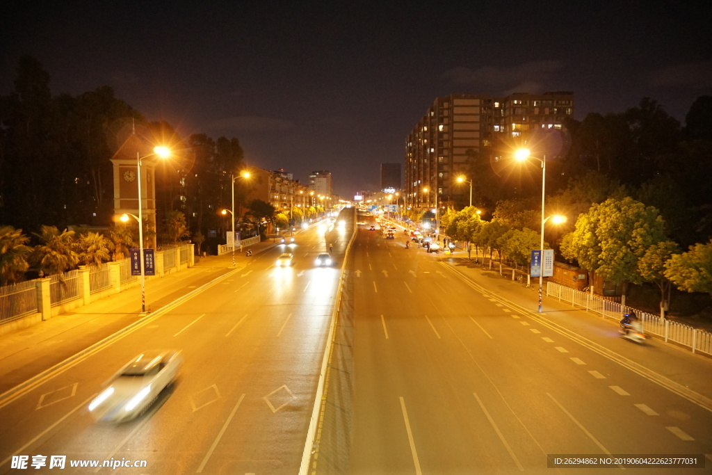 夜晚的马路