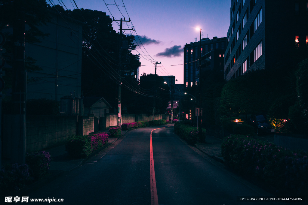 城市街道深夜燈光建筑