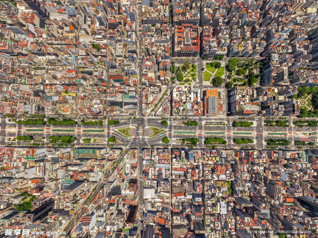 俯瞰城市街道綠地建筑背景
