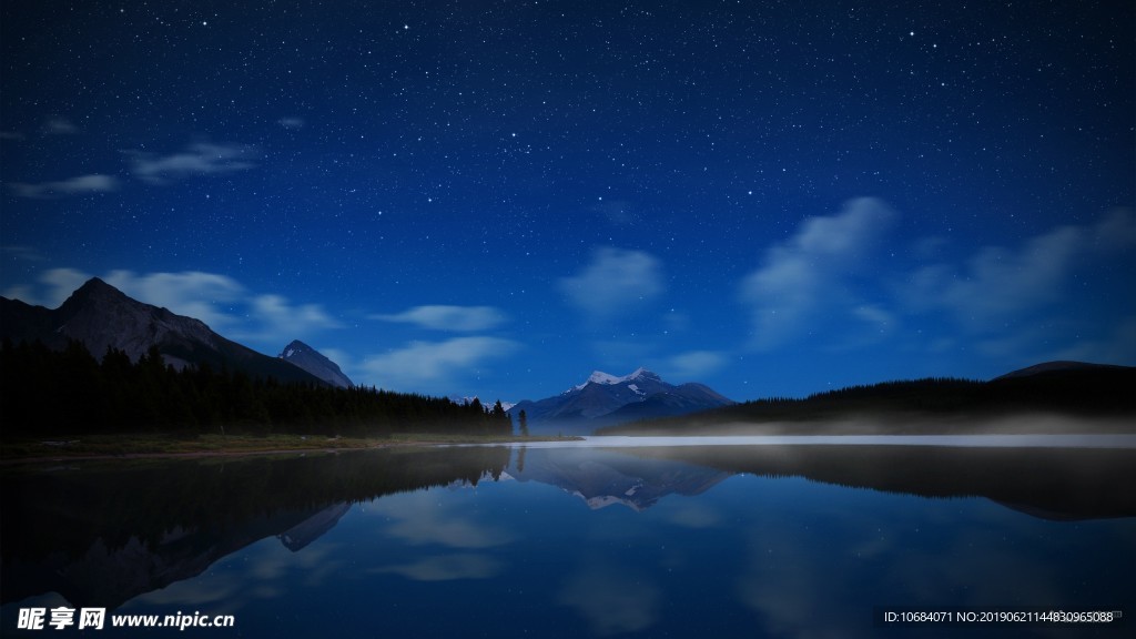 藍色夢幻星空夜景