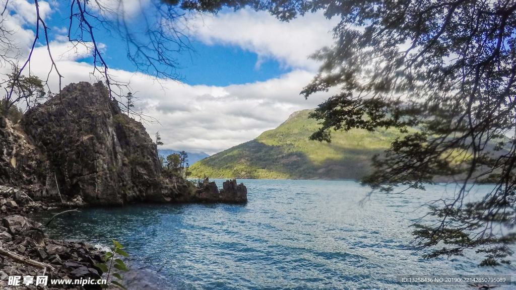 海邊山峰樹木