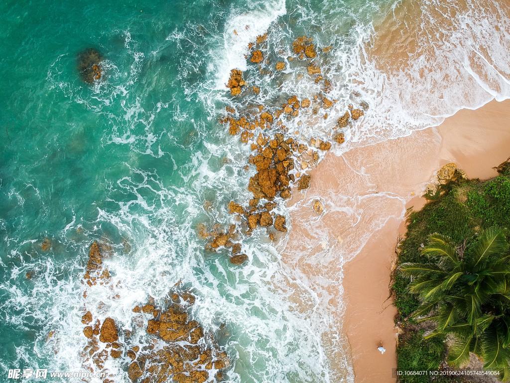 鳥瞰視角沙灘海水風景