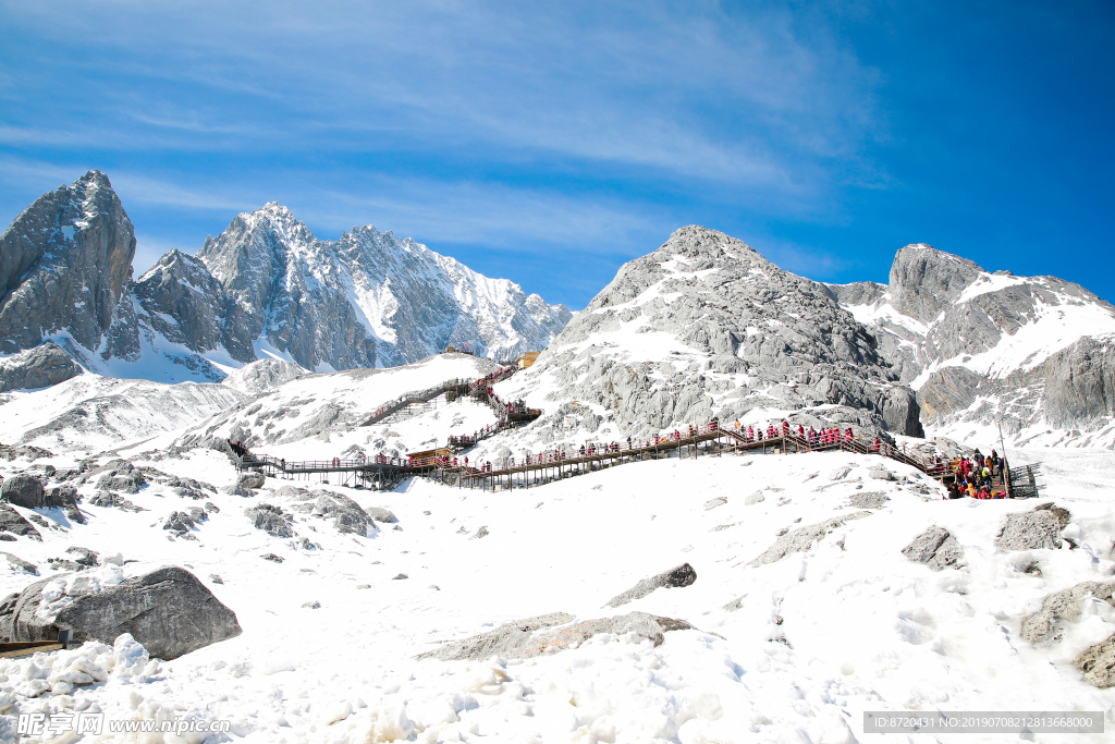 藍天白云云南雪山