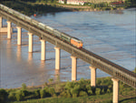 火车通过铁路桥