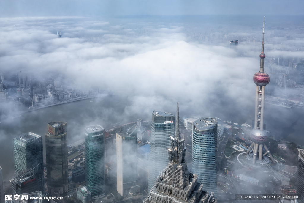 平流雾下的上海陆家嘴商业区