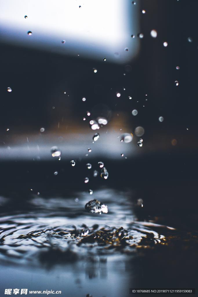 屏中雨