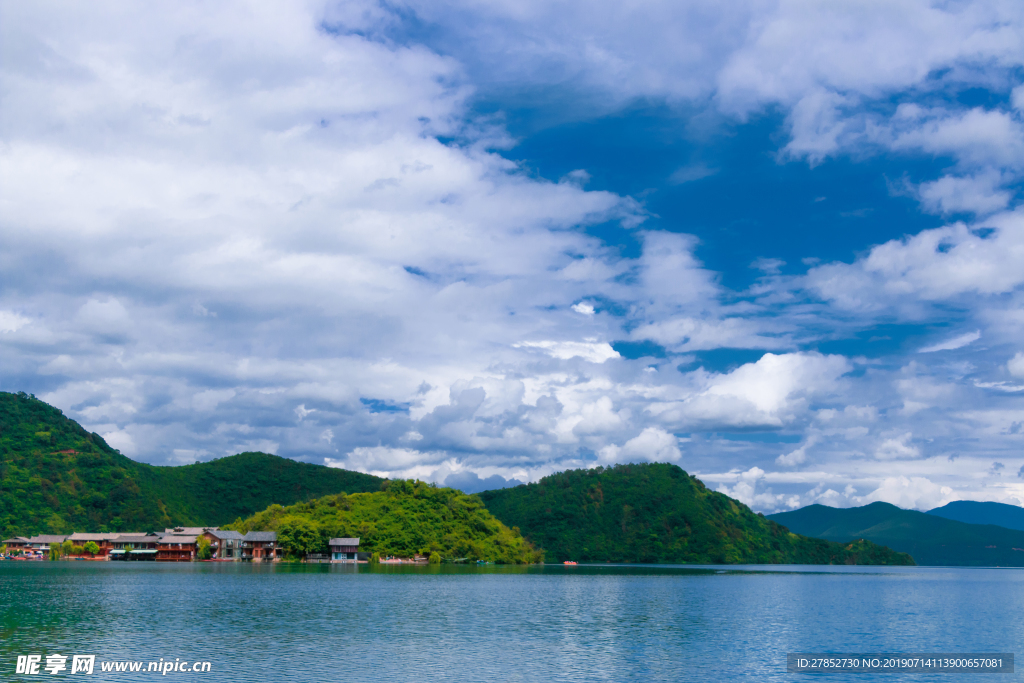 云南自然风景蓝天白云下的泸沽湖