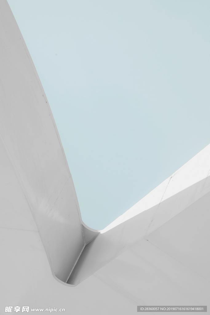 白色建筑一角