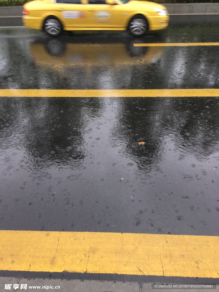 雨中的路