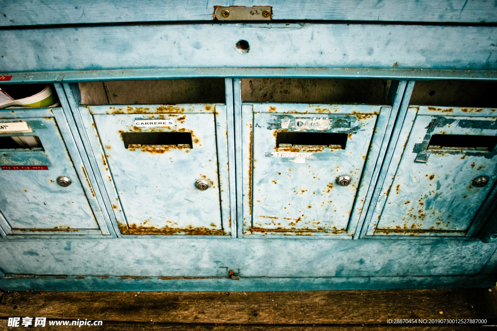 生锈的蓝色邮箱