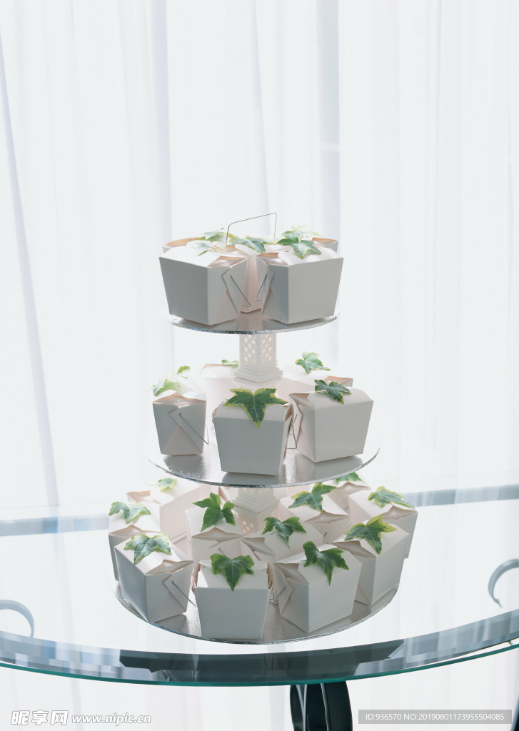 圓桌上的多層禮品盒攝影