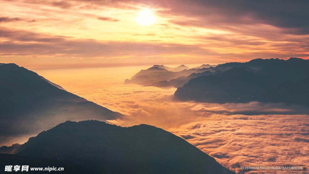 高原的陽光與山巒
