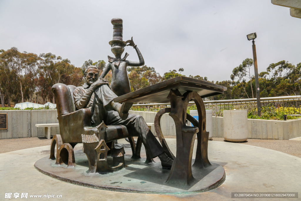 加利福尼亚大学圣地亚哥的雕像