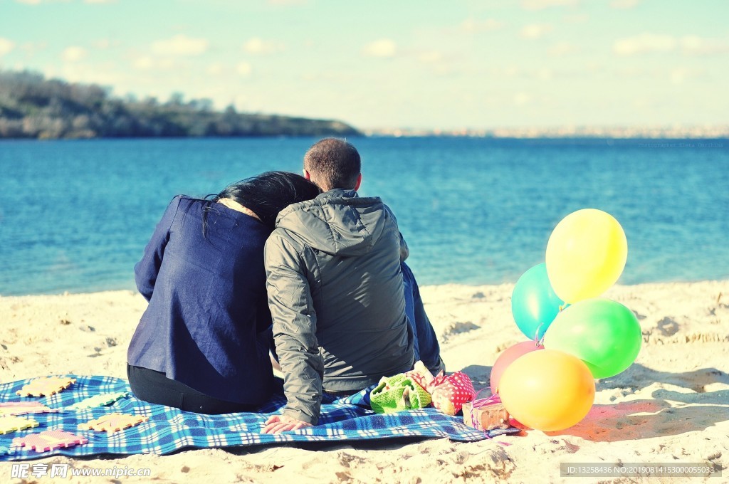 海边恋人气球沙滩