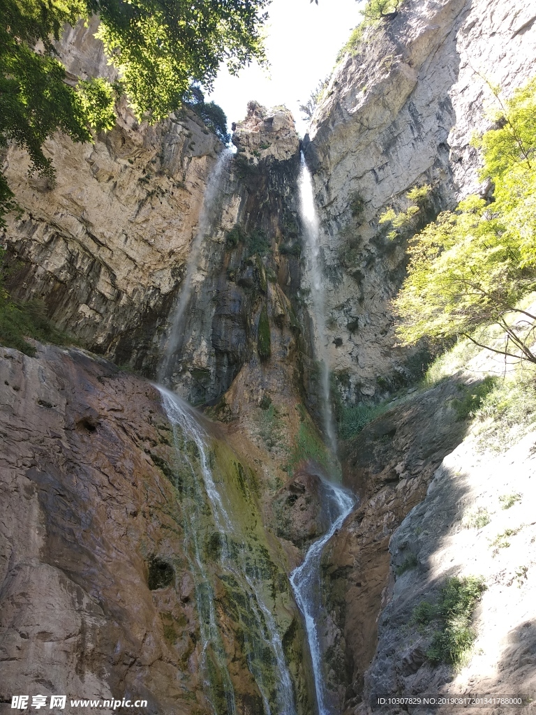 云梦山栖鹰瀑 云梦山 山体