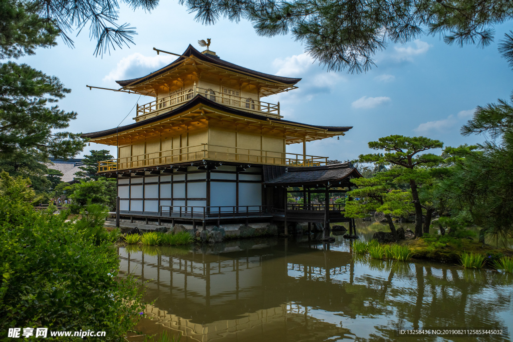 古代建筑閣樓池塘風景