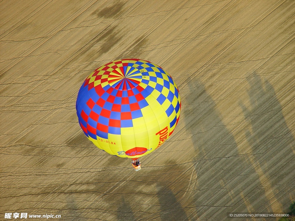 彩色热气球降落