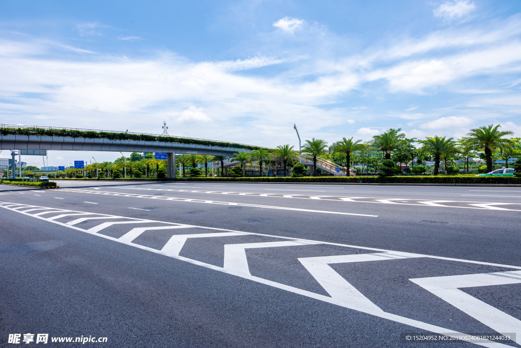 藍(lán)天白云下公路