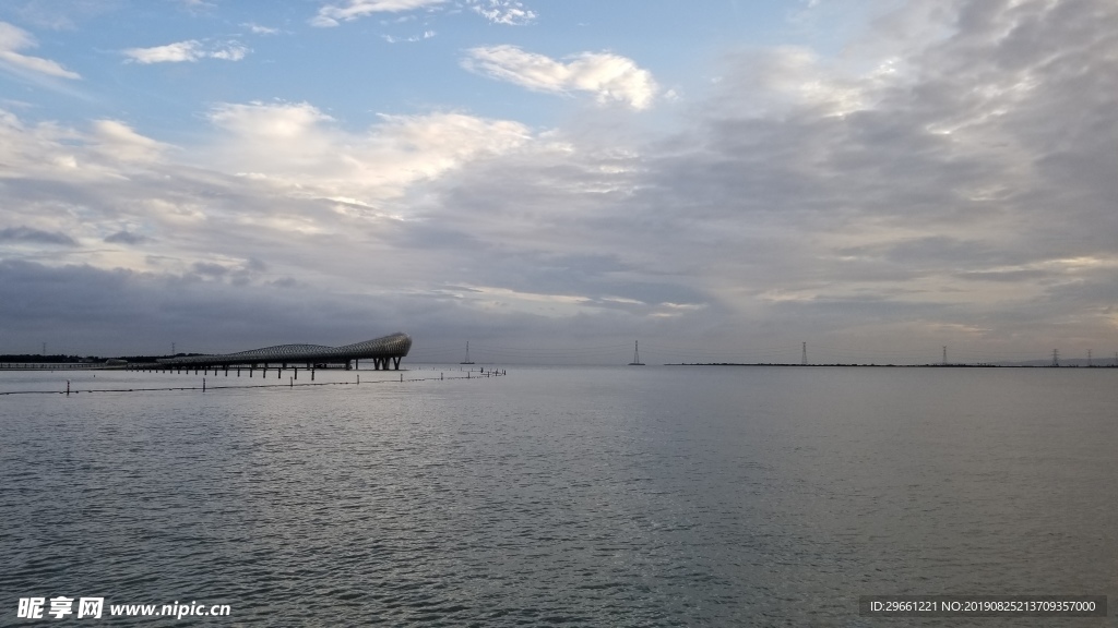 白云 藍(lán)天 湖邊