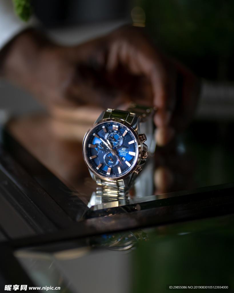 卡西欧蓝色表盘手表
