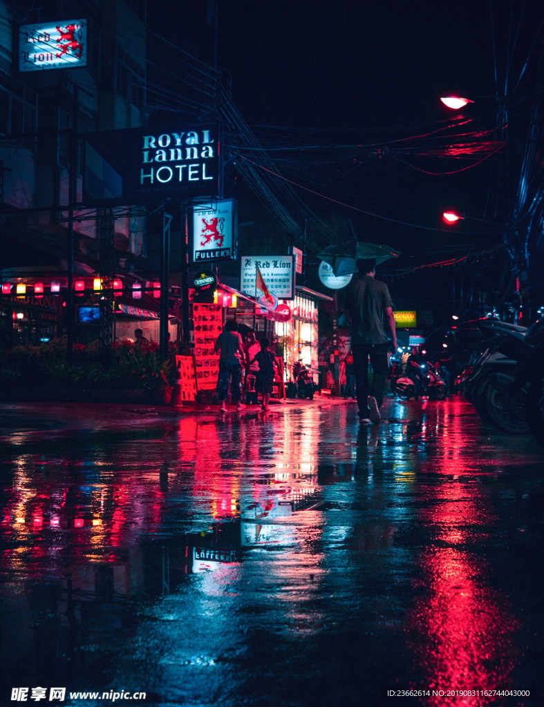 濕漉漉城市街道夜景