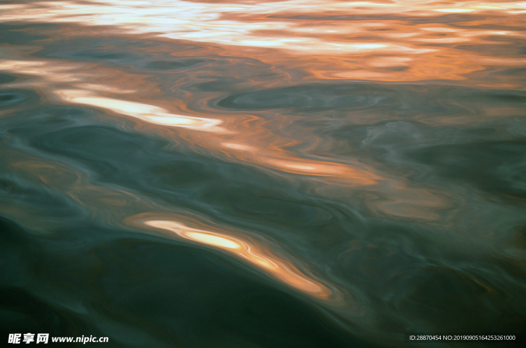 黎明光滑波浪纹理的水表面