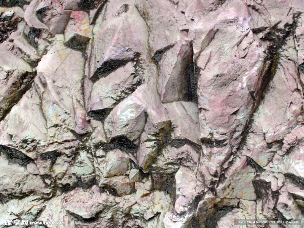 采石场的锯齿状岩面