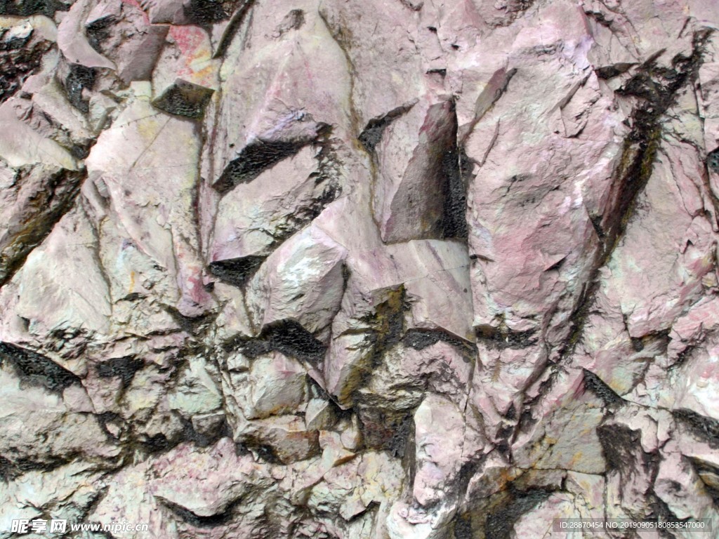 采石場的鋸齒狀巖面