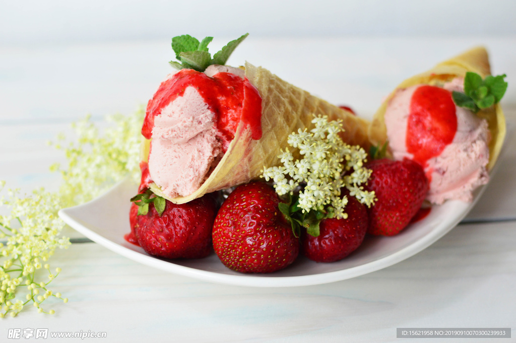 冰淇淋草莓果酱