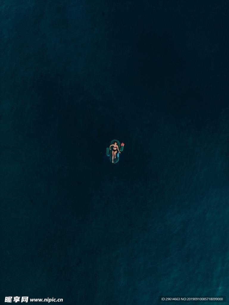俯拍在海上漂泊的人