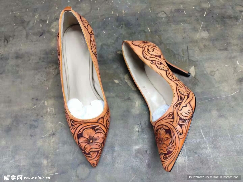 女式皮雕鞋
