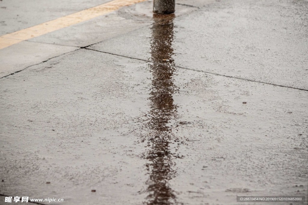 在多雨地面的灯岗位反射