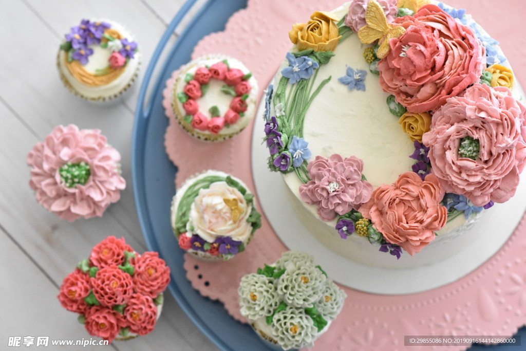 鲜花装饰奶油蛋糕