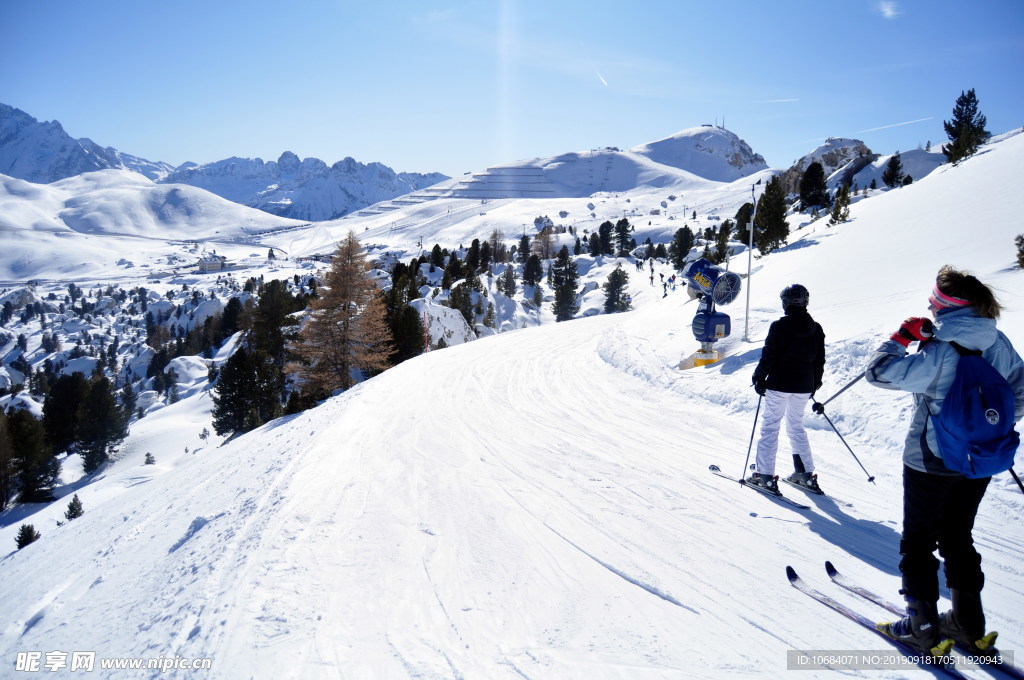 冬天雪地滑雪人物图片