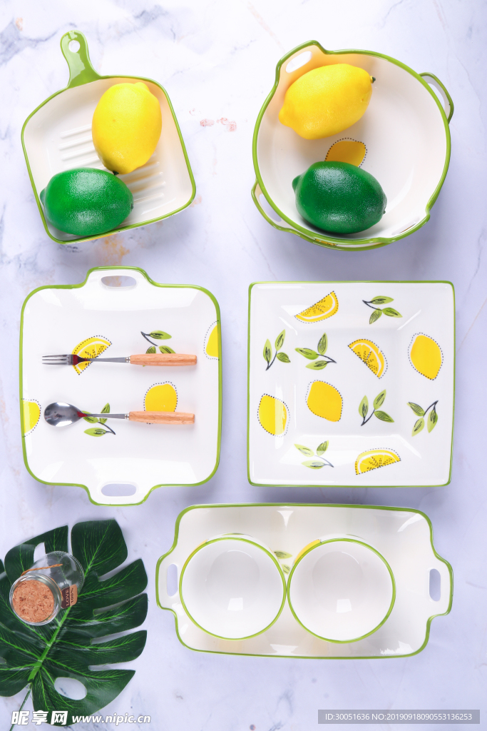 陶瓷餐具盘子碗里的柠檬