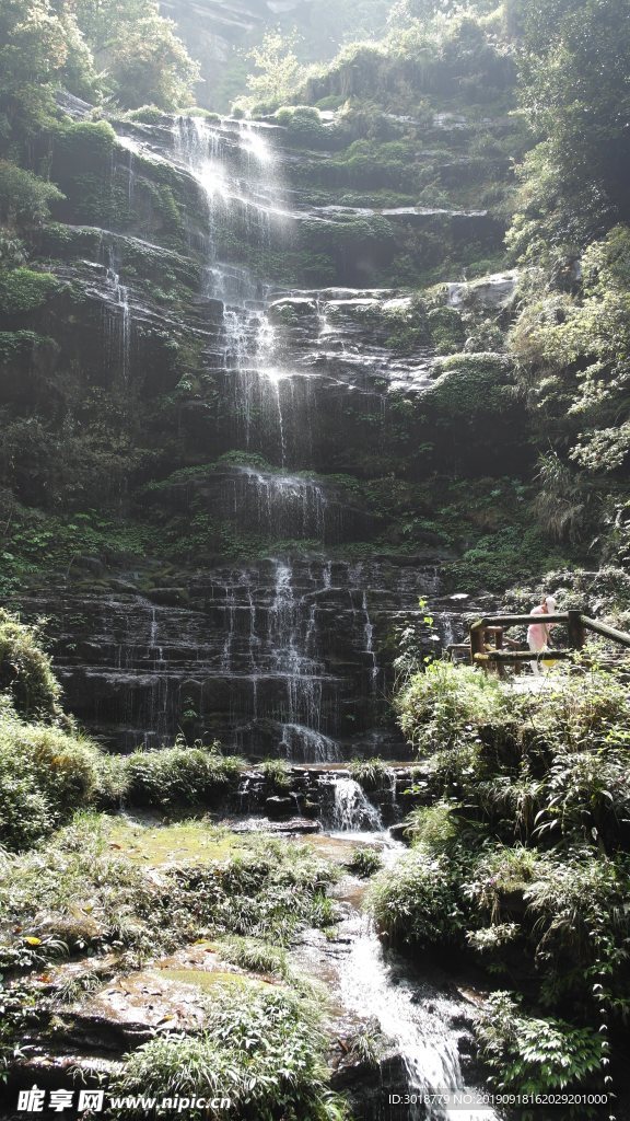 山水瀑布