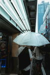 男人雨天撑伞背影