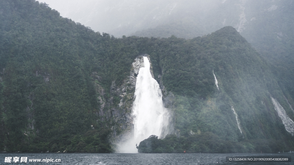 群山瀑布湖泊