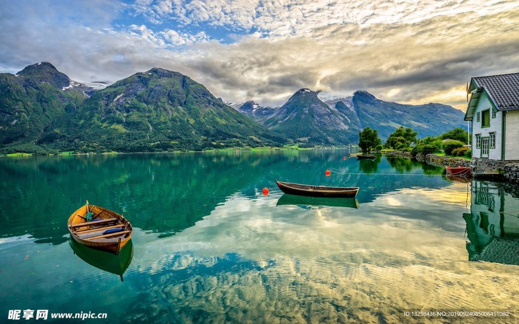 湖泊木屋小船群山風景