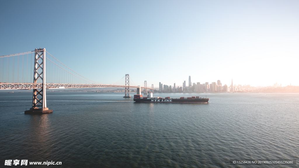 海上大橋游輪太空風景