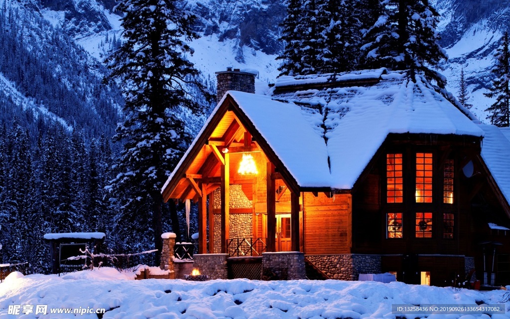 高山雪地木屋燈光