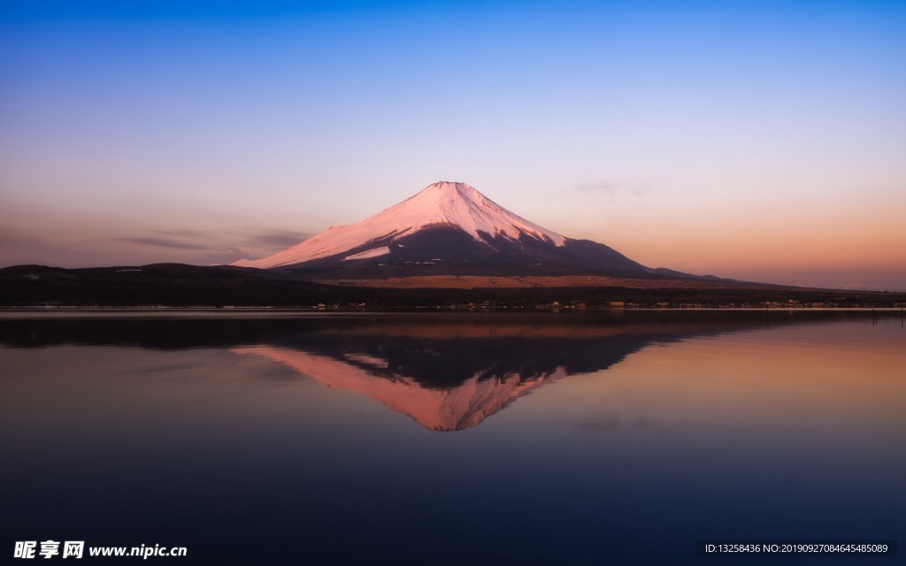 高山河水倒影風景天空