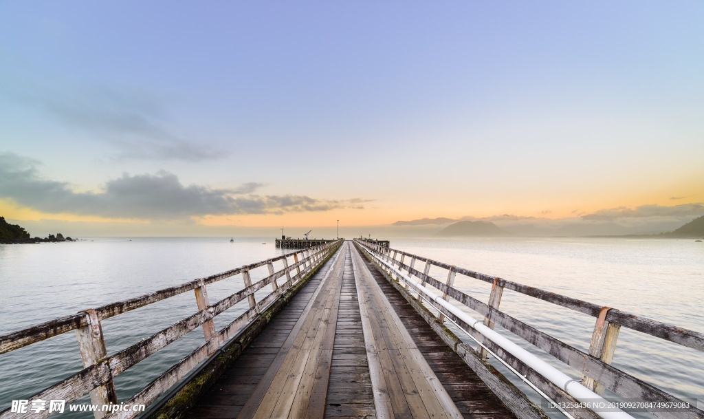 湖邊棧橋天空湖水風景