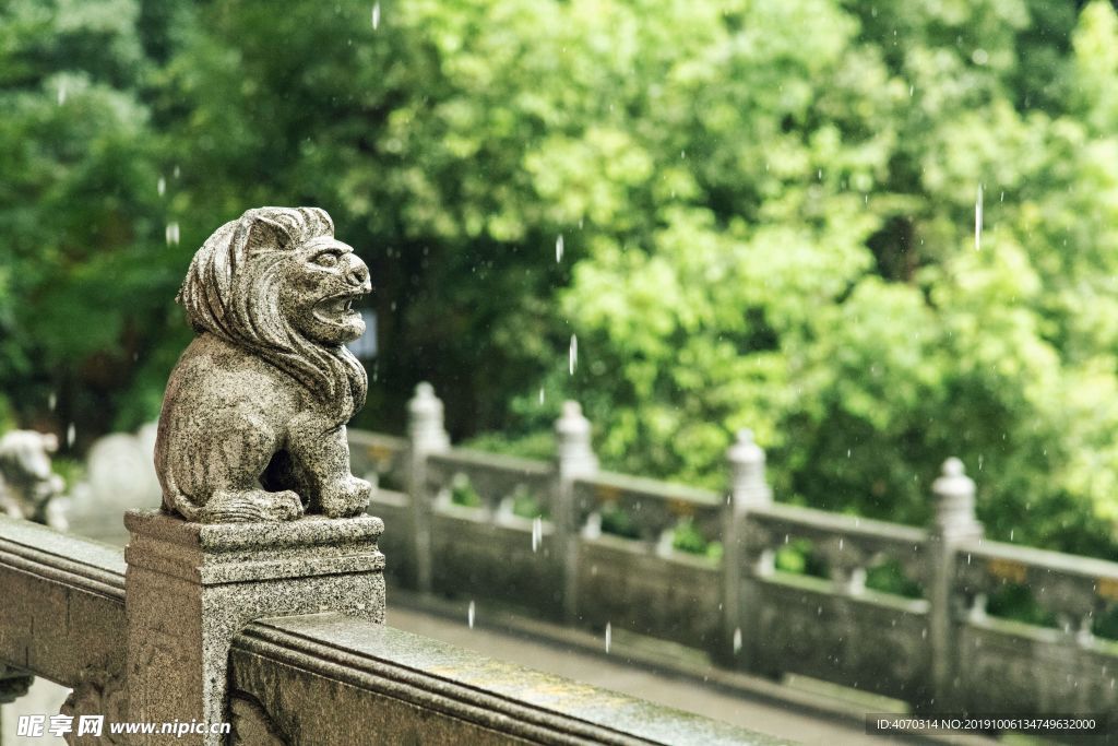 雨中灵隐寺的石狮子