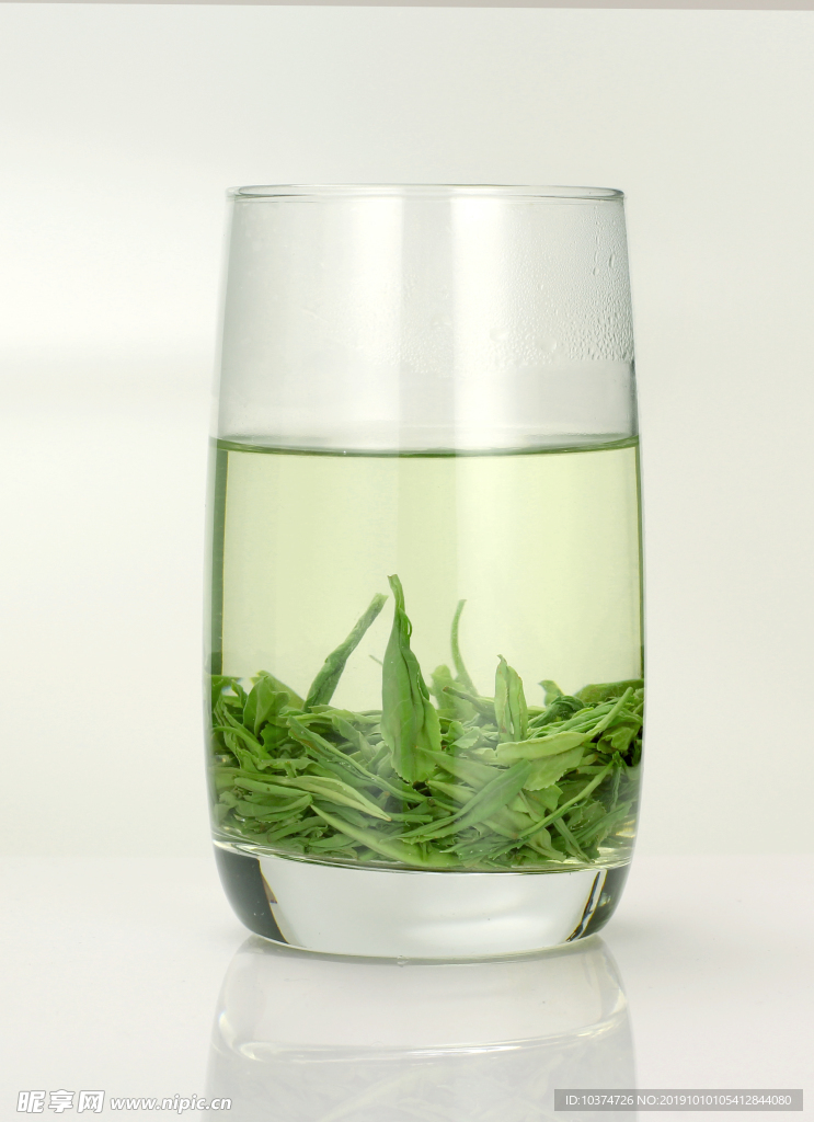 绿茶茶叶茶汤玻璃杯摄影图