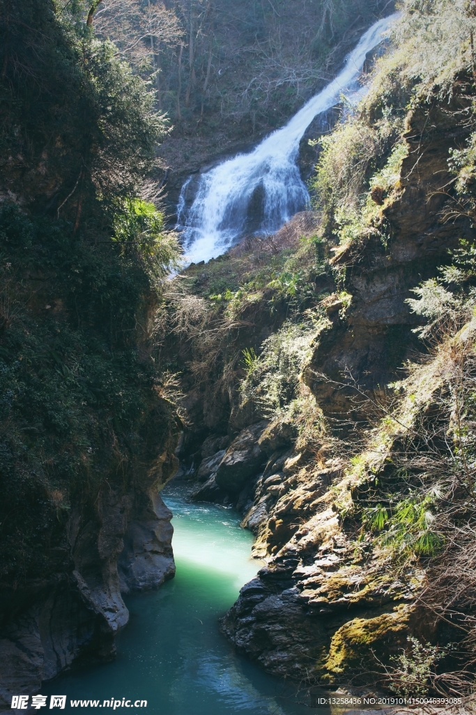 峽谷瀑布河流高山風(fēng)景