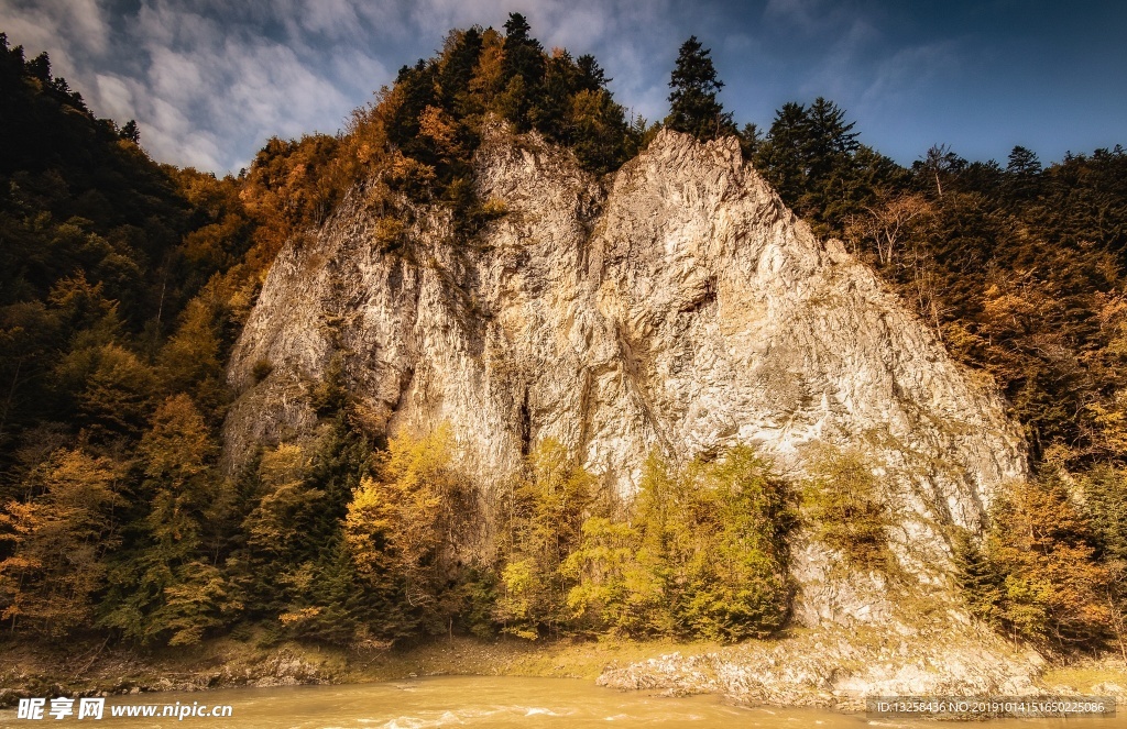 群山樹林巖石風(fēng)景天空