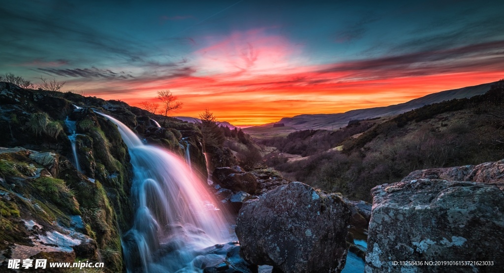 群山夕陽瀑布風景河水