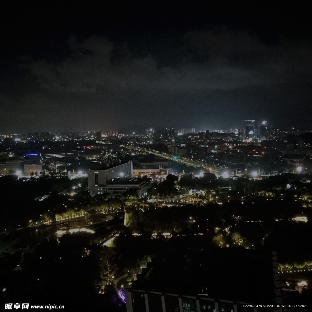 黑色天空下的都市夜景